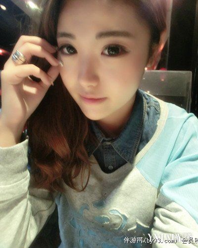 美人拈花笑
